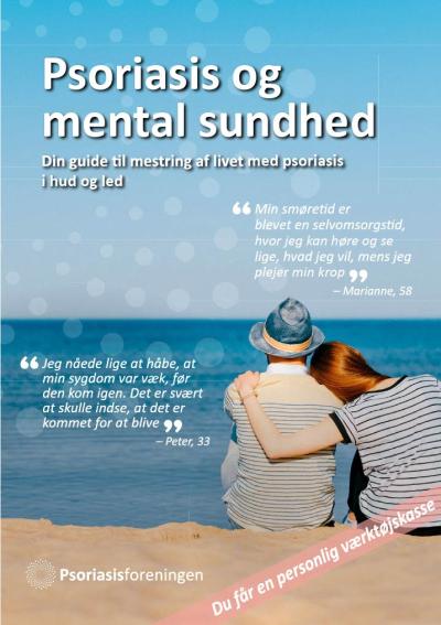 Billedet viser folderens forside med grafisk design, billede af en strand med blåt hav og to menneskeder der sikker, den ene med armen over den andens skulder. 