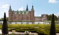 Pressefoto af Frederiksborg Slot set fra Barokhaven