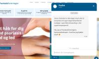 Skærmbillede af forsiden på Psoriasisforeningens hjemmeside med en pop-up, der viser chatbotten med vindue til at påbegynde chatten. 